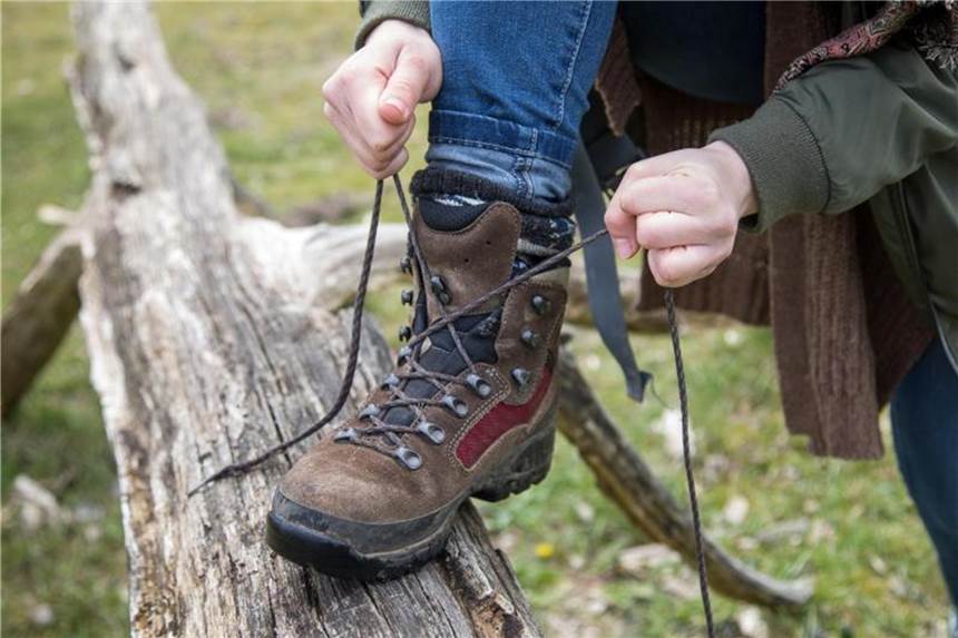 Separate Bürsten für helles und dunkles Veloursleder nutzen Das Rauleder von Schuhen und Stiefeln wird mit einer Kreppbürste aufgefrischt. Foto: Christin Klose