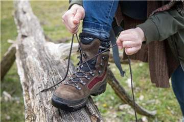 Das Rauleder von Schuhen und Stiefeln wird mit einer Kreppbürste aufgefrischt. Foto: Christin Klose