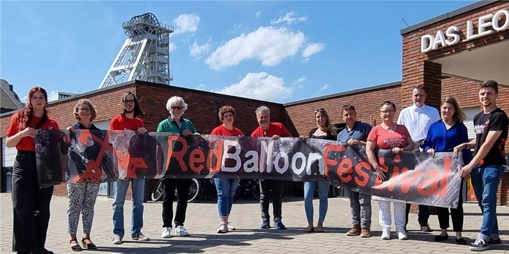 Rockfans freuen sich: Endlich wieder „Red Ballon-Festival“ in Dorsten Das Red-Ballon-Festivalteam und Sponsoren mit Plakat