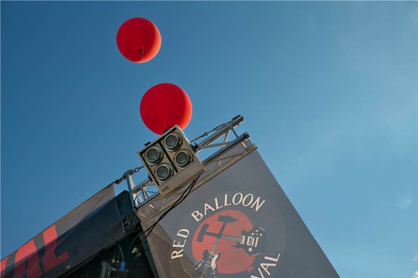 „Red Balloon Festival“ feierte mit mehr als 1300 Besuchern erfolgreiche Premiere Das Red Balloon Festival feierte mit Musik von 19 Bands an zwei Tagen Premiere am Dorstener „Leo“.