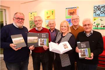 Das Redaktionsteam des Heimatvereins Nienborg mit (v.l.) Willi Franzbach, Johannes Buss, Werner Nacke, Elisabeth Bernsmann, Theo Franzbach und Hubert Steinweg hat das Buch zur 50-jährigen Vereinsgeschichte vorgestellt.