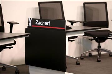 Das Rednerpult des Vorstandsvorsitzende von Lanxess, Zachert. Foto: Oliver Berg/Archiv