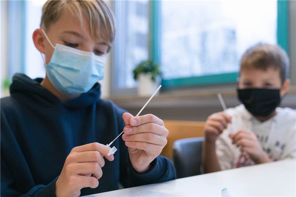 Lüfter in Heeks Klassenräumen: Noch hakt es beim Corona-Schutz Das regelmäßige Testen gehört auch an Heeks Schulen längst zum Alltag und soll nach dem Willen der Landesregierung ausgeweitet werden.