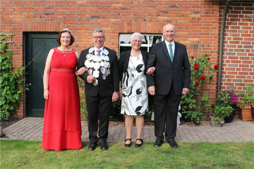 Corona-Krise: Kein Schützenfest in Wennewick und Oldenkott Das Regentenpaar des Schützenvereins Wennewick-Oldenkott, Königin Maria Bußjann (v.l.) und König Hermann-Josef Bröcking, hier gemeinsam mit seinem Throngefolge Mechtild Bröcking und Alfons Bußjann, wird bis zum Jahr 2021 in Amt und Würden bleiben.