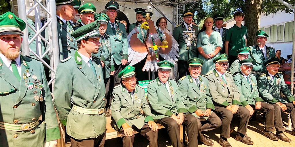 Corona verdammte ihn ins Exil – Vogel der Heideschützen endlich enthüllt Das Regiment des Bürgerschützenvereins Schwerterheide mit dem am Sonntag enthüllten Schützenvogel.