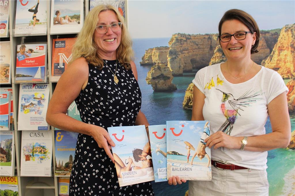 Für kurzentschlossene Sparfüchse ist die Türkei das Urlaubsziel Nummer 1 Das Reisebüro Wiewel, Claudia da Silveira de Morais do Rosario (l.) und Dorothee Wiewel (r.), stellt Spanien, Portugal und Ägypten als die Top-Drei-Reiseziele vor.