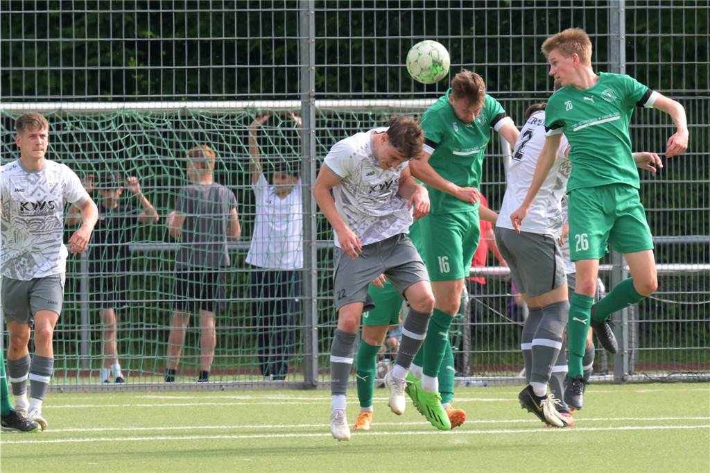 Unsere Prognosen vor der Lüner Fußballsaison: Wer überrascht? Welche Teams enttäuschen? Spieler von Westfalia Wethmar im Kopfballduell.