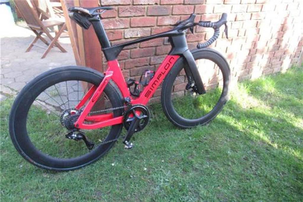Radfahrer sucht Zeugen: Autofahrer nahm Dortmunder in Selm Vorfahrt Ein teures Rennrad.