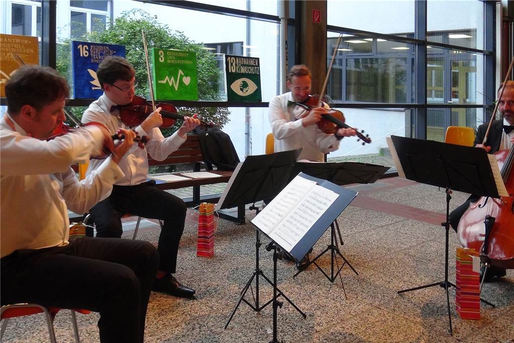 „Menschenwürde, Demokratie und Respekt“ sind eine Verpflichtung, Haltung einzunehmen Das renommierte Nodelmann-Quartett spielte zu Beginn und in der Pause ganz im Sinne von WBrückenschlag" virtuose Musik aus dem jüdischen Kulturkreis.