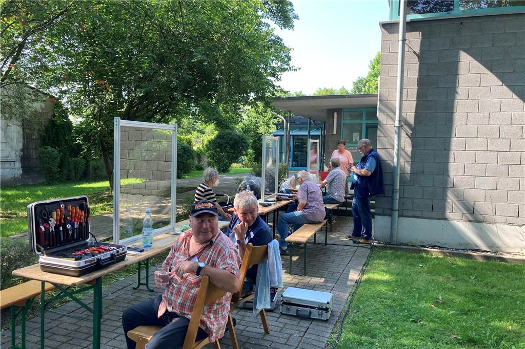 Dortmunder sammeln alte Handys und helfen bei Problemen mit aktuellen Das Repair Café fand im Juli erstmals an der frischen Luft statt. Nun gibt es ein Zusatzangebot für Smartphones.