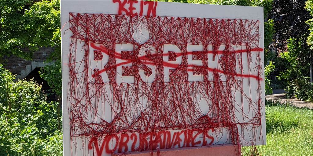 Nicht zu fassen: Auch neues Respekt-Kunstwerk in Dorsten geschändet Das Respekt-Kunstwerk wurde erneut beschädigt und besprüht.