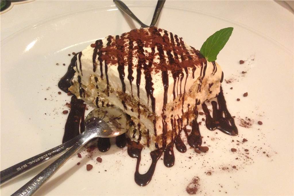 Das Steakhaus Ambiente besticht mit Flair Das Restaurant Ambiente überrascht mit einem Tiramisu, das nicht auf der Karte steht: süß, mächtig und der gelungene Abschluss eines leckeren Dinners.