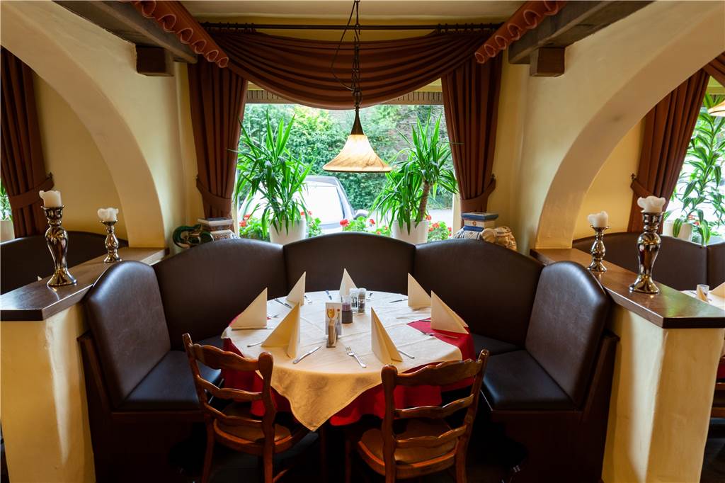 Das Restaurant ist gemütlich eingerichtet.