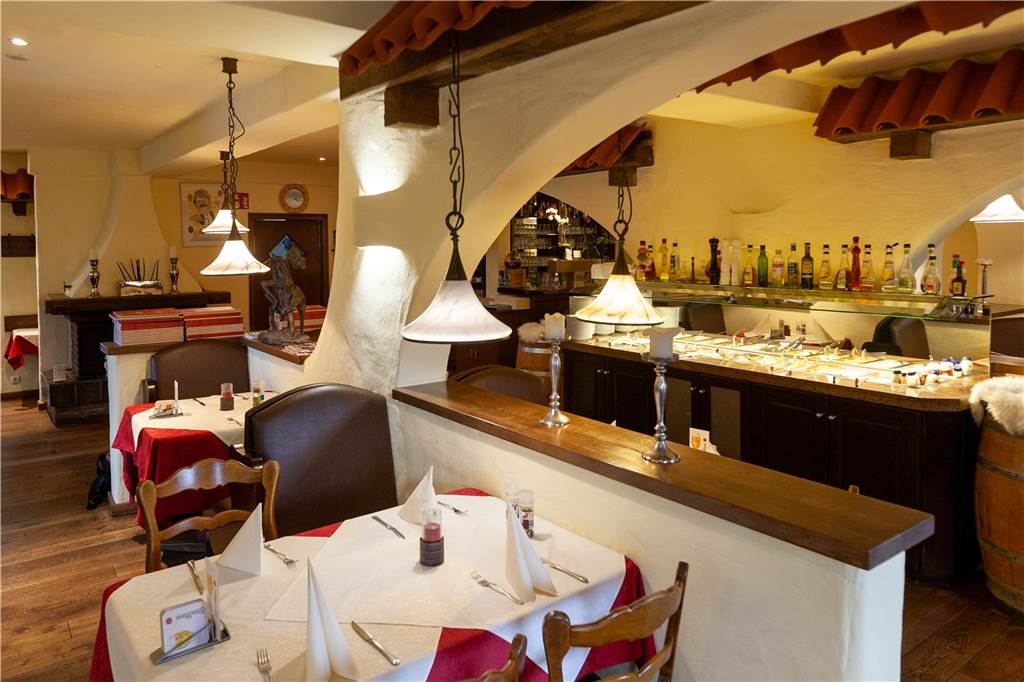 Das Restaurant ist urig-gemütlich eingerichtet.