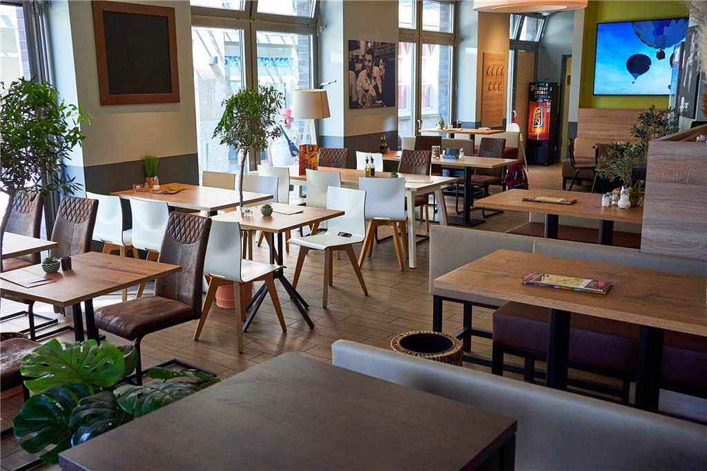 Neues Restaurant: Raimondo Buccolo (64) will den Ostenhellweg aufwerten Das Restaurant richtet sich nicht nur viele der anderen Ostenhellweg-Imbisse an Laufkundschaft, sondern bietet auch reichlich Platz zum Sitzen.