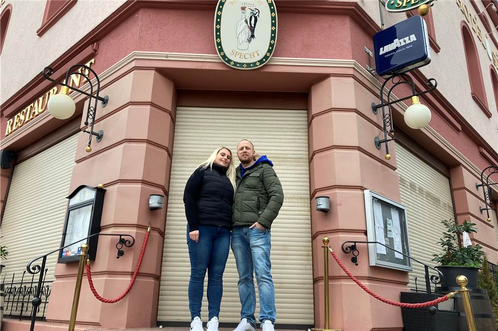 Kirmes-Poster aus Dortmund landet jetzt auf einer Hochzeitseinladung Das Restaurant Specht hat für das Paar aus Bochum eine besondere Bedeutung: Dort hat Thorsten seine Angelina angesprochen.