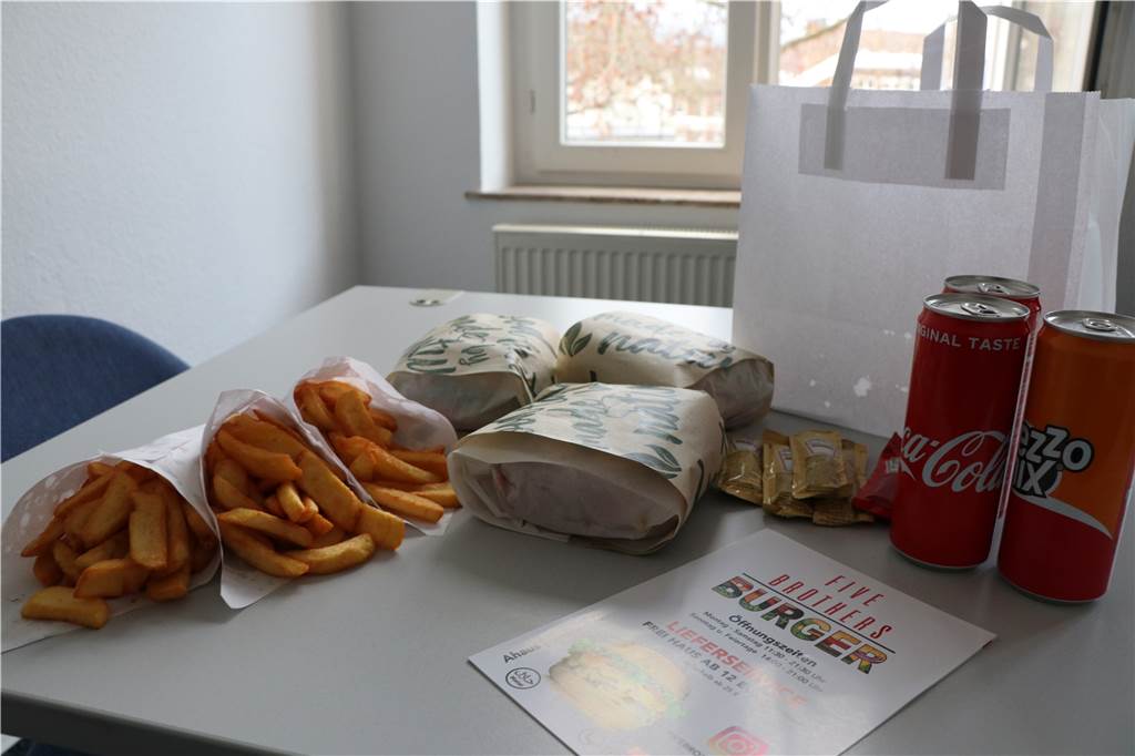 Five Brothers Burger in Ahaus: Päckchen aus dem „Burgermeister-Amt“ Das Restaurant verzichtet soweit wie möglich auf Plastikverpackungen und setzt auf Papier und recyclebare Dosen.