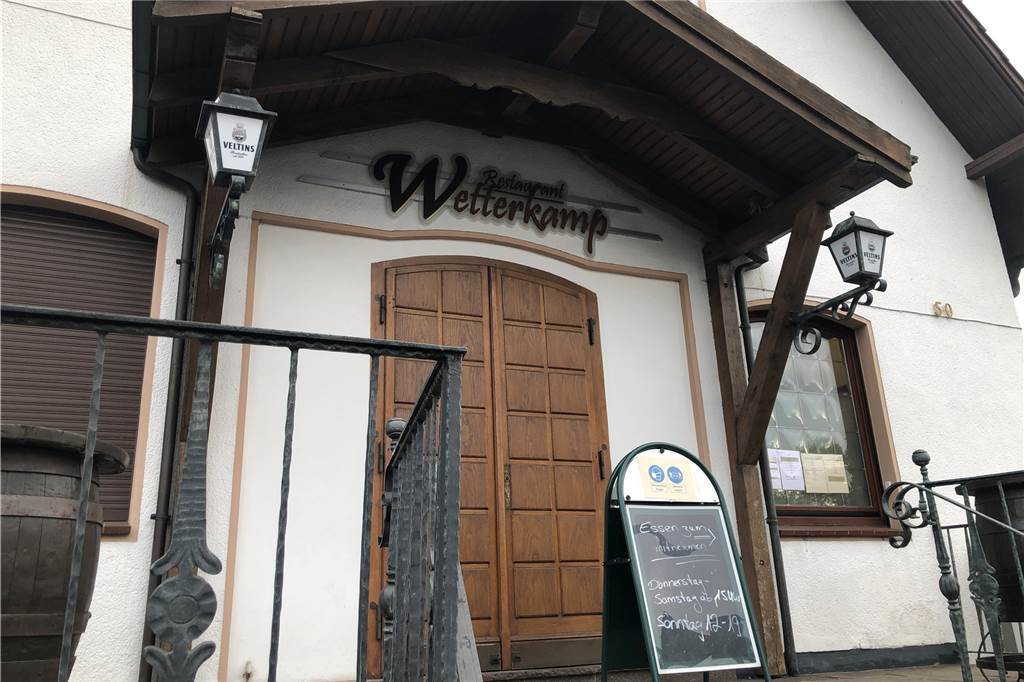 Restaurant Wetterkamp im Check: Wild und Fisch schmecken auch zu Hause Das Restaurant Wetterkamp sieht in Coronazeiten natürlich etwas triste aus. Das Essen gibt es am Fenster rechts.