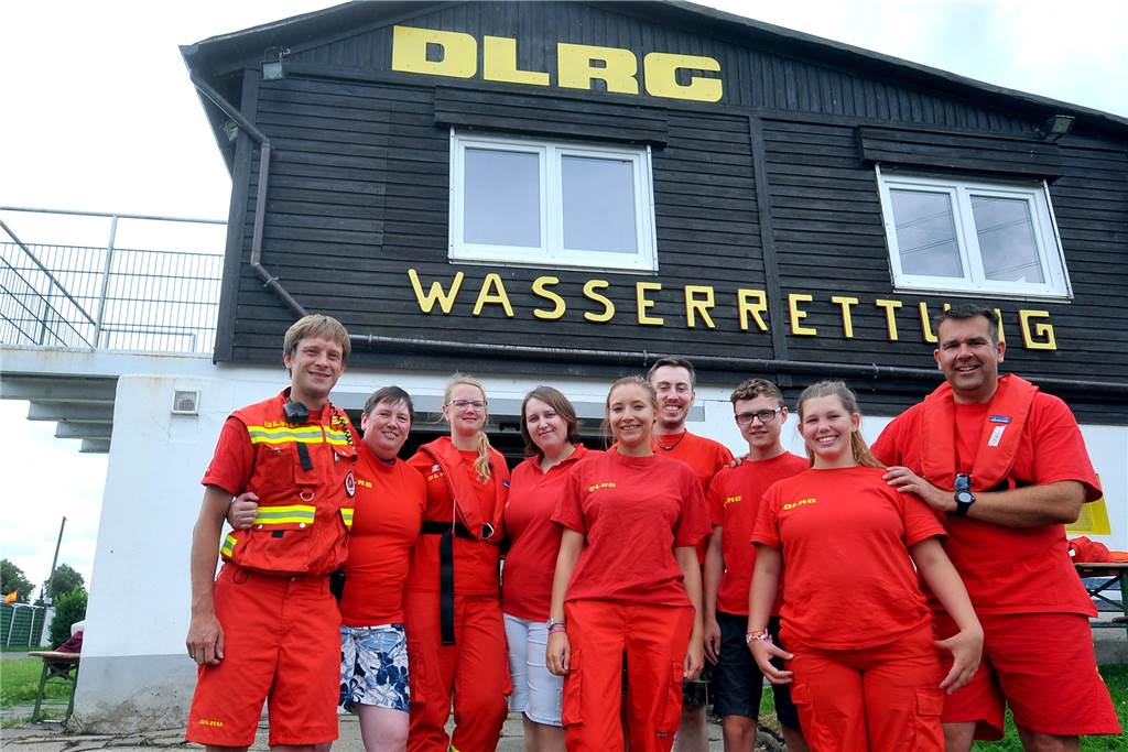 DLRG-Retter erklären, was beim Schwimmen in der Ruhr gefährlich werden kann Das Rettungs- und Wachteam am 11. August vor der Wache in Garenfeld: (v.l.) Stefan, Manuela, Gabi, Laura, Hannah, René, Noel, Alex und Olav.