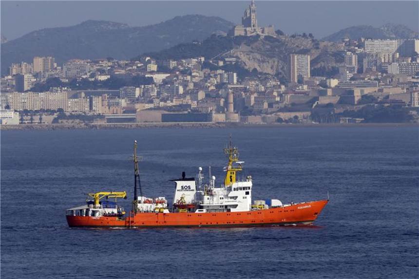 Malta lässt Rettungsschiff „Aquarius“ anlegen Das Rettungsschiff „Aquarius“ im Hafen von Marseille. Foto: Claude Paris/AP