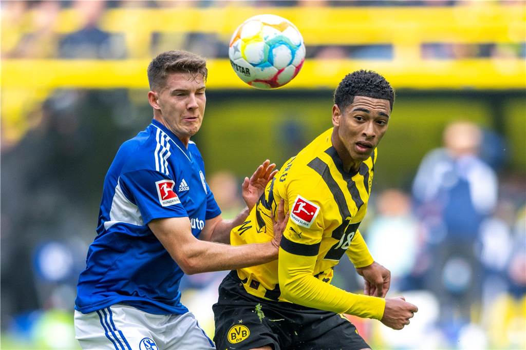 Jude Bellingham im Zweikampf mit Florian Flick.