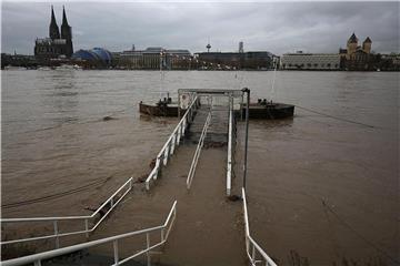 Das Rheinufer ist in Köln in der Nähe vom Dom überflutet. Foto: Oliver Berg