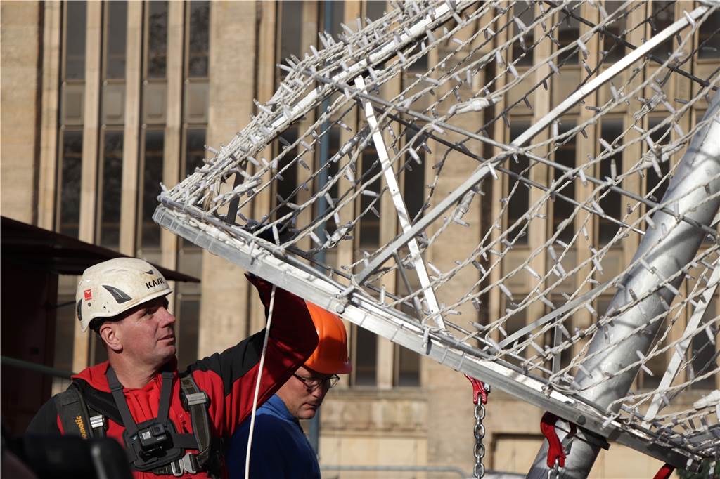 Das Richtfest des aus rund 1500 einzelnen Tannen zusammengesetzten Baumes ist auch eine Art Startsignal für die Weihnachtssaison.