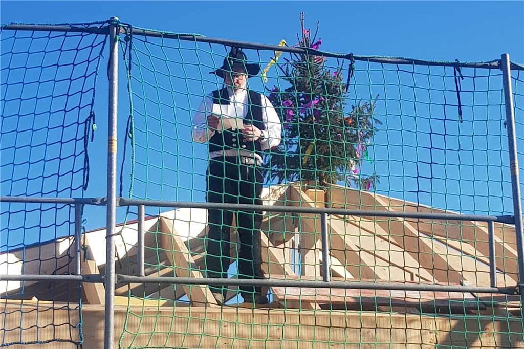 Beim Richtfest greifen kleine Handwerker selbst zu Hammer und Nagel Das Richtfest wurde ganz traditionell durchgeführt.
