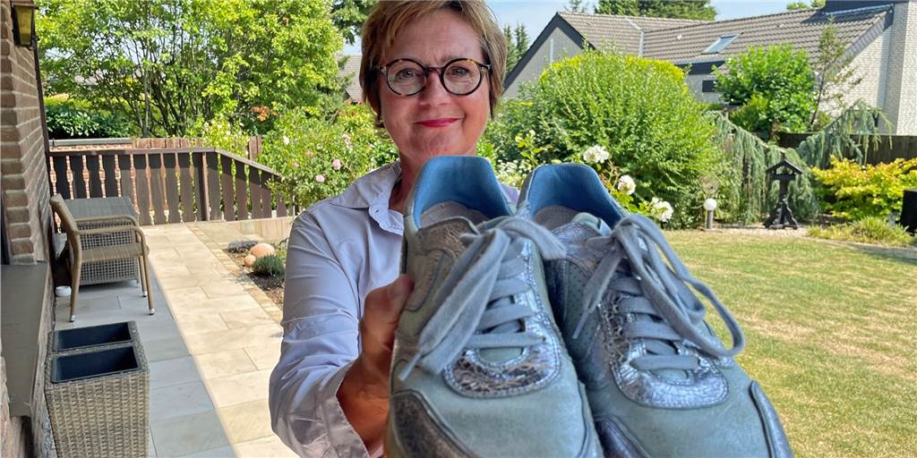 Pilgerin aus Werne im Video: „Ich schaffe die Strapaze, weil ich es schaffen will“ Eine Frau zeigt ihre Wanderschuhe.