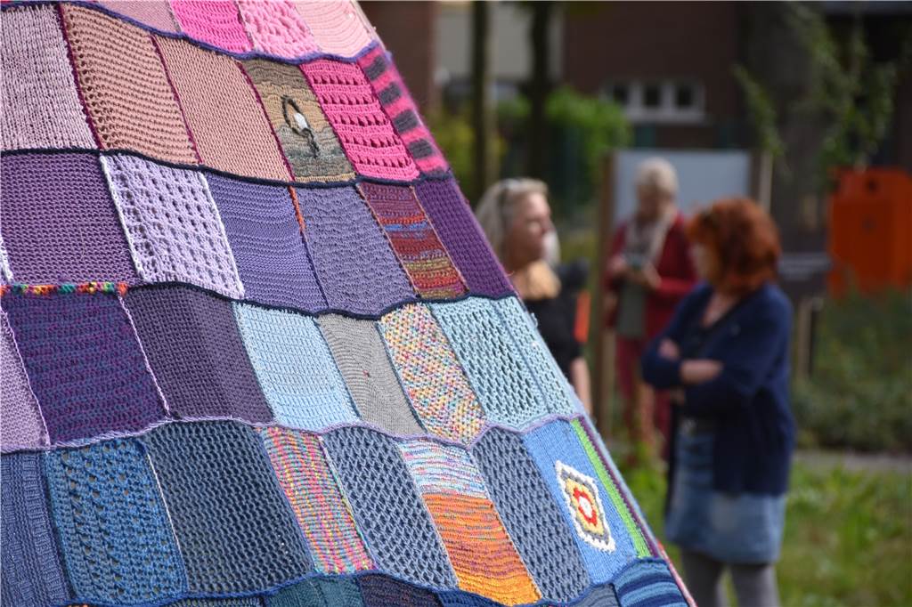 Riesiges Regenbogen-Zelt aus Wolle: Tipi der Begegnung hat Premiere Das riesige bunte Zelt besteht aus 1200 verschiedenen kleinen Motiven.