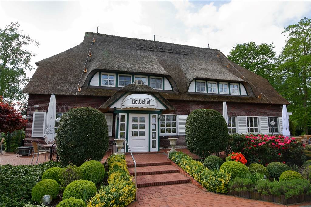 Im Heidehof gibt es Spitzenküche mit französischer Note Das Rietdachhaus an der Bundesstraße 70 zwischen Alstätte und Gronau wirkt direkt einladend.