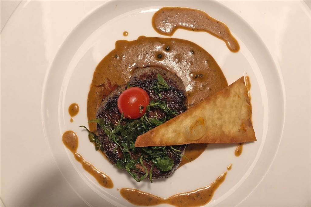 Gut gemachte Klassiker begeistern im „Haus im Flör“ Das Rinderfiletsteak in Pfeffersauce war auf den Punkt medium gebraten und von hervorragender Qualität.