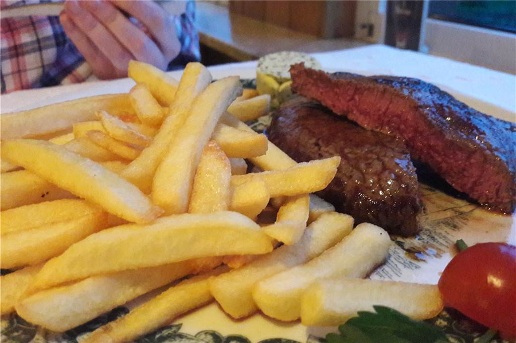 „Futtern wie bei Muttern“: Grundsolide Küche in der Olfener Rauschenburg Das Rinderhüftsteak mit Pommes und Salat