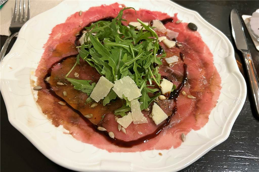 Tradition seit 300 Jahren: Franke bietet Klassiker in neuem Gewand Das Rindfleisch-Carpaccio mit Rucola und Parmesan