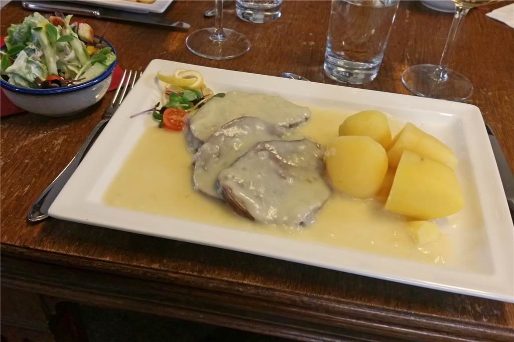 Königlich speisen mit Spezialitäten vom Bürener Landgut Ritter Das Rindfleisch mit Zwiebelsoße, Kartoffeln und gemischtem Salat