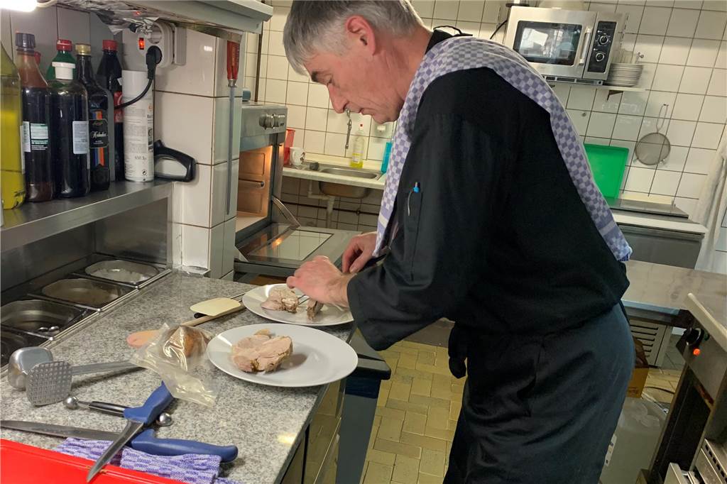 Rolf Bücker kocht jetzt in Rottmanns Roadhouse an der B58 in Deuten Rolf Bücker in der Roadhouse-Küche