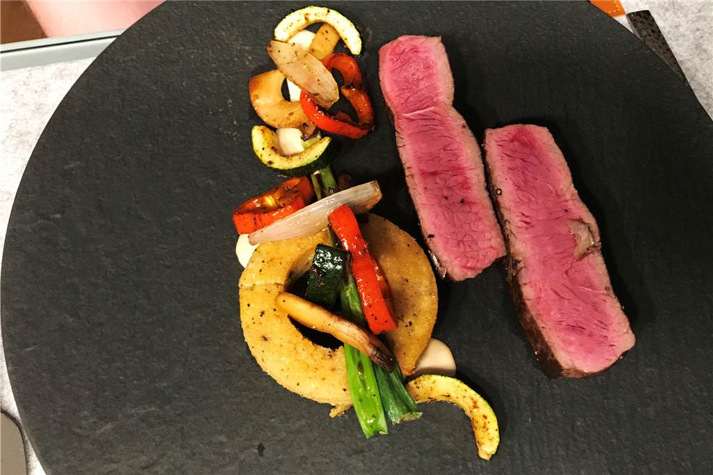 Lukas Eversmeier bringt professionelle Kochkunst in private Küchen Das Roastbeef ist perfekt rosa. Dazu gibt es Pfeffer-Polenta und Grillgemüse.