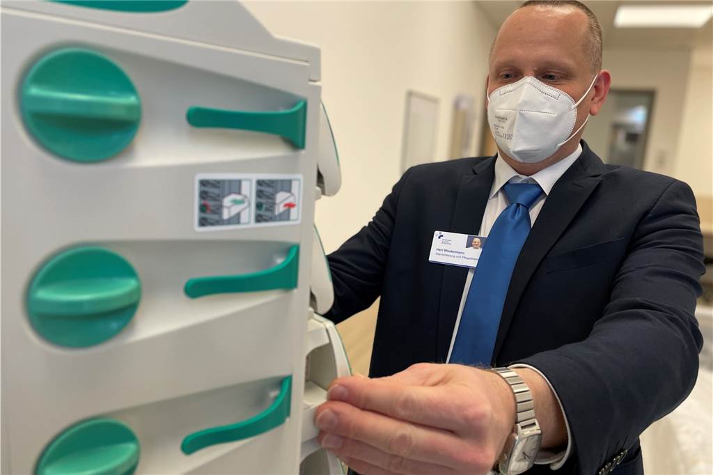 Mitten in der Pandemie: Rochus-Hospital eröffnet neue Intensivstation Das Rochus-Hospital in der Castroper Altstadt: Pflegedienst-Direktor und Standortleiter Axel Westermann freut sich über die neue Intensivstation.