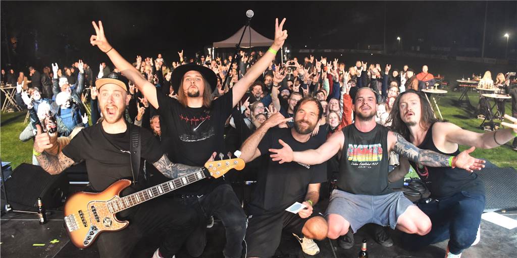 Mit vielen Fotos: Rockfield-Festival bringt den Stadtpark zum Beben Das Rockfield Festival ging am Samstagabend in seine zweite Runde. Mit einer Mischung aus regionalen und überregionalen Bands wie der Band "Spin My Fate" schrieb der Rasenplatz ein weiteres kleines Stück Musikgeschichte.