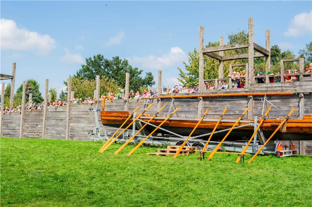 Das römisch-germanische Handwerk, Gladiatoren-Kämpfe, exerzierende Römer, Mitmach-Aktionen für junge Besucher - im Römermuseum in Haltern war richtig was los.