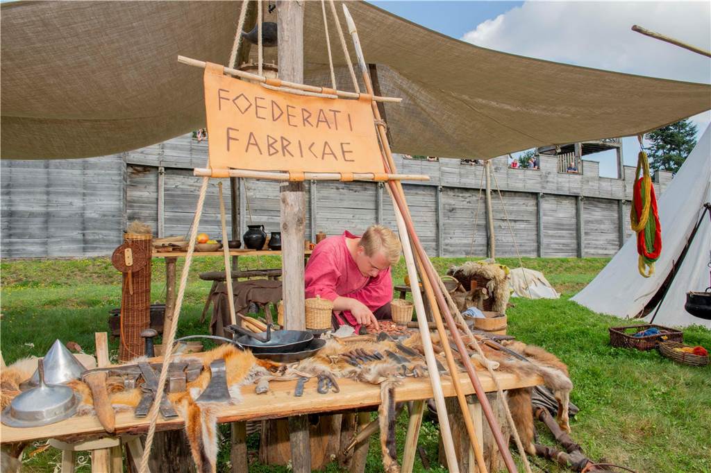 Das römisch-germanische Handwerk, Gladiatoren-Kämpfe, exerzierende Römer, Mitmach-Aktionen für junge Besucher - im Römermuseum in Haltern war richtig was los.