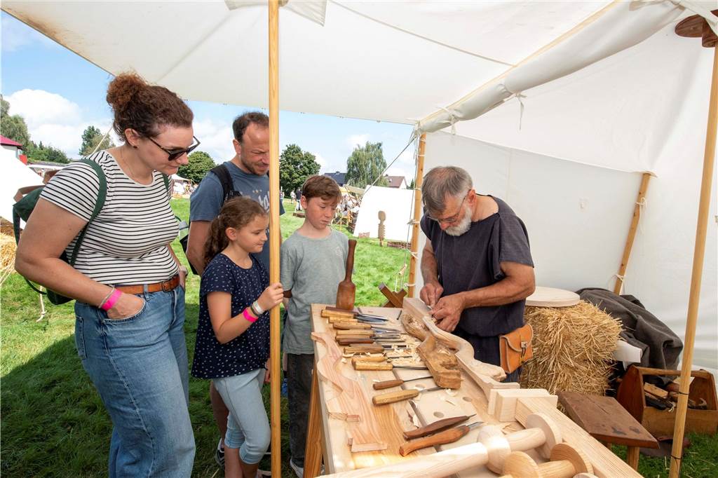 Das römisch-germanische Handwerk, Gladiatoren-Kämpfe, exerzierende Römer, Mitmach-Aktionen für junge Besucher - im Römermuseum in Haltern war richtig was los.