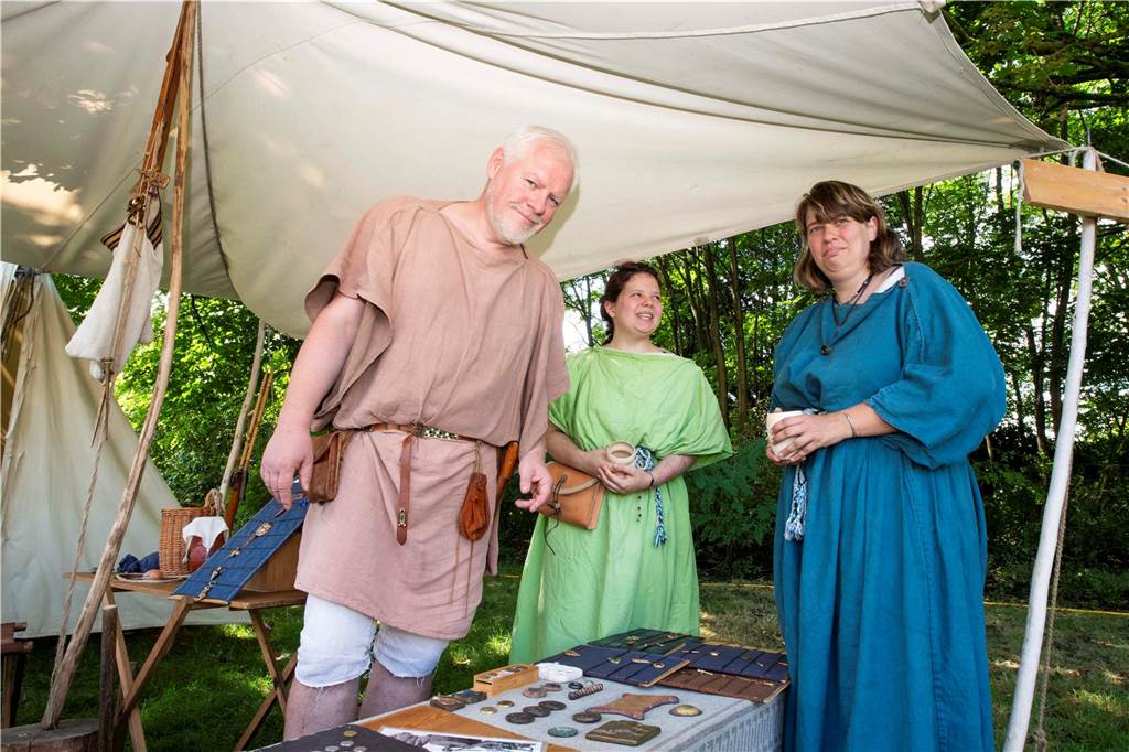 Das römisch-germanische Handwerk, Gladiatoren-Kämpfe, exerzierende Römer, Mitmach-Aktionen für junge Besucher - im Römermuseum in Haltern war richtig was los.
