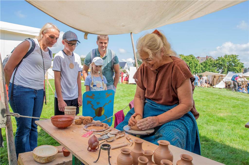 Das römisch-germanische Handwerk, Gladiatoren-Kämpfe, exerzierende Römer, Mitmach-Aktionen für junge Besucher - im Römermuseum in Haltern war richtig was los.