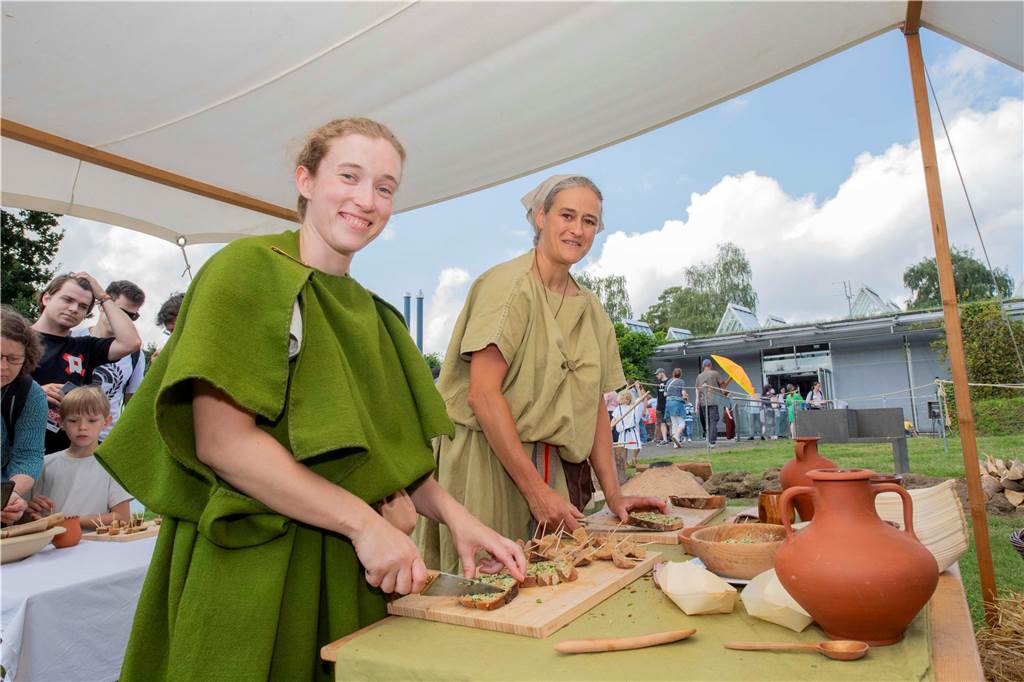 Das römisch-germanische Handwerk, Gladiatoren-Kämpfe, exerzierende Römer, Mitmach-Aktionen für junge Besucher - im Römermuseum in Haltern war richtig was los.