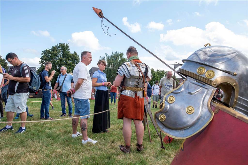 Das römisch-germanische Handwerk, Gladiatoren-Kämpfe, exerzierende Römer, Mitmach-Aktionen für junge Besucher - im Römermuseum in Haltern war richtig was los.