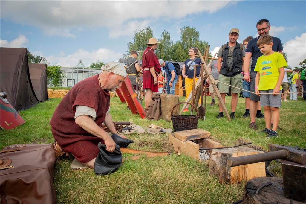 Das römisch-germanische Handwerk, Gladiatoren-Kämpfe, exerzierende Römer, Mitmach-Aktionen für junge Besucher - im Römermuseum in Haltern war richtig was los.