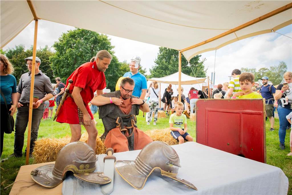 Das römisch-germanische Handwerk, Gladiatoren-Kämpfe, exerzierende Römer, Mitmach-Aktionen für junge Besucher - im Römermuseum in Haltern war richtig was los.