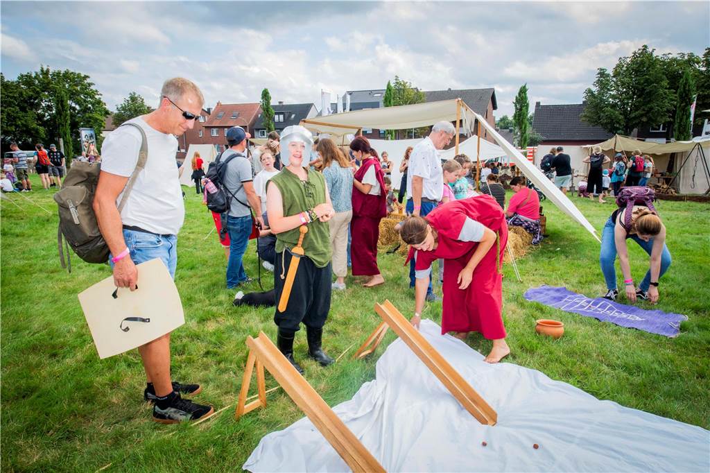 Das römisch-germanische Handwerk, Gladiatoren-Kämpfe, exerzierende Römer, Mitmach-Aktionen für junge Besucher - im Römermuseum in Haltern war richtig was los.