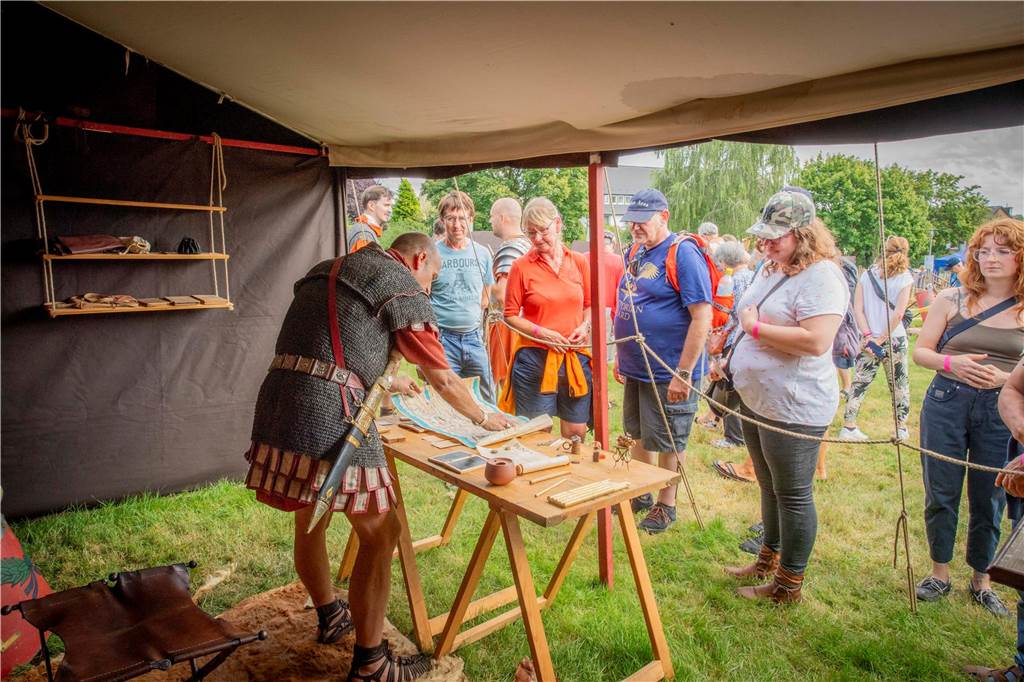 Das römisch-germanische Handwerk, Gladiatoren-Kämpfe, exerzierende Römer, Mitmach-Aktionen für junge Besucher - im Römermuseum in Haltern war richtig was los.